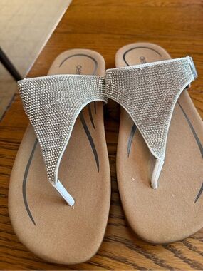 Aertrex Sparkling white Rhinestone Thong Sandals for Women. Size 8.5